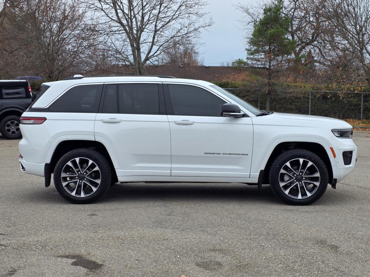 2023 Jeep Grand Cherokee Overland 4WD - Photo #4