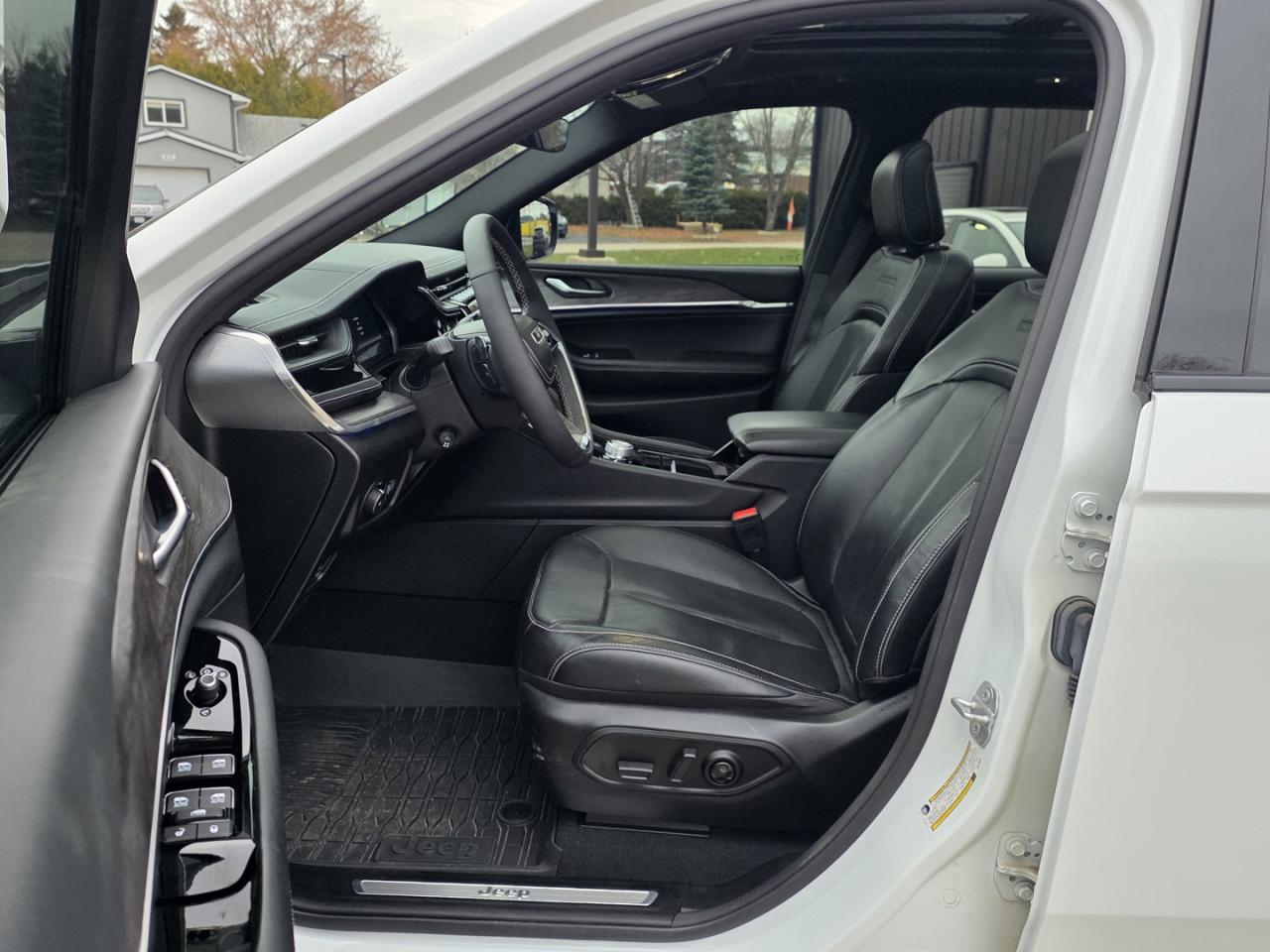 2023 Jeep Grand Cherokee Overland 4WD - Photo #15