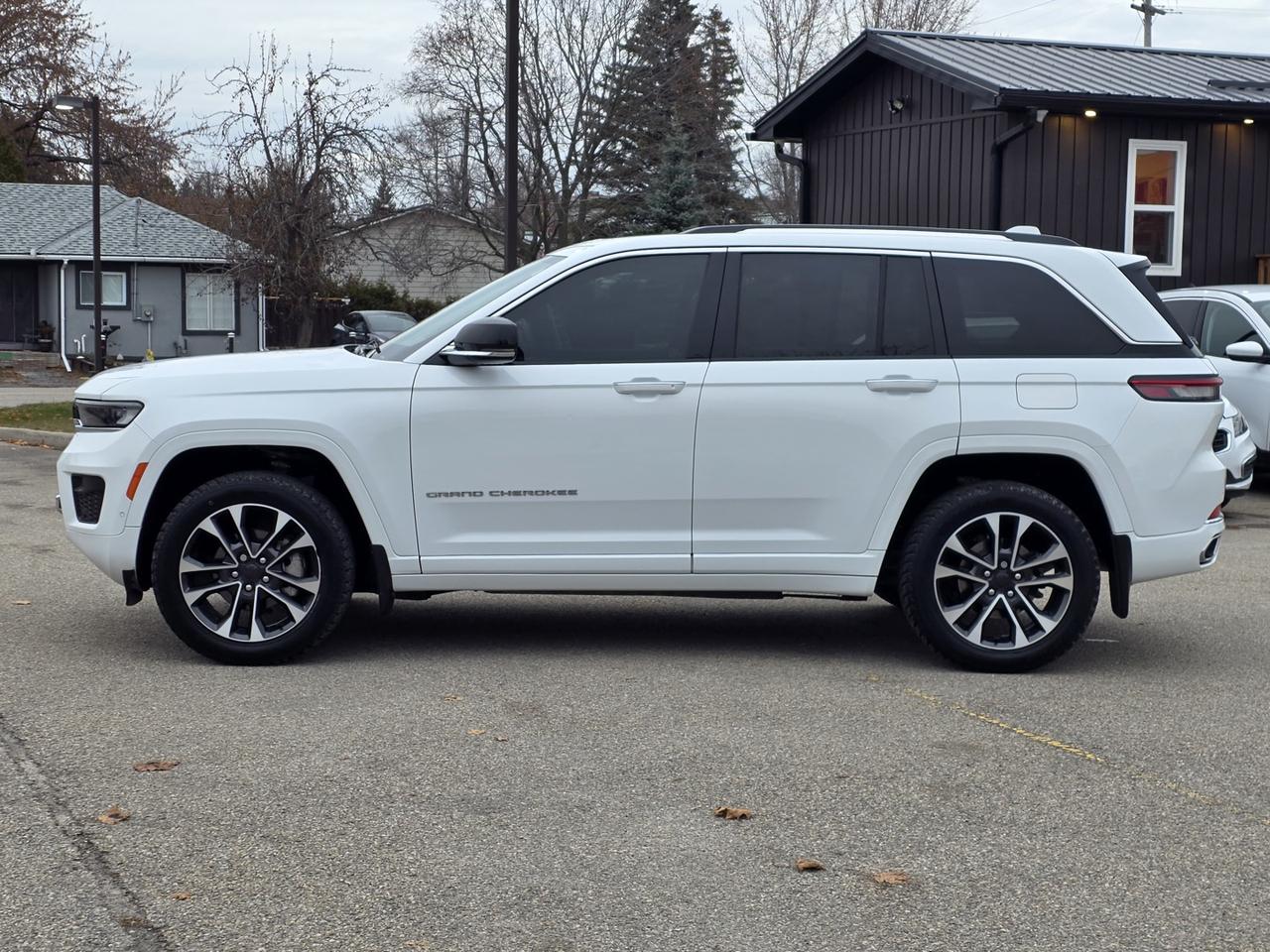 2023 Jeep Grand Cherokee Overland 4WD , Leather, Power/Heated Front Seats Photo
