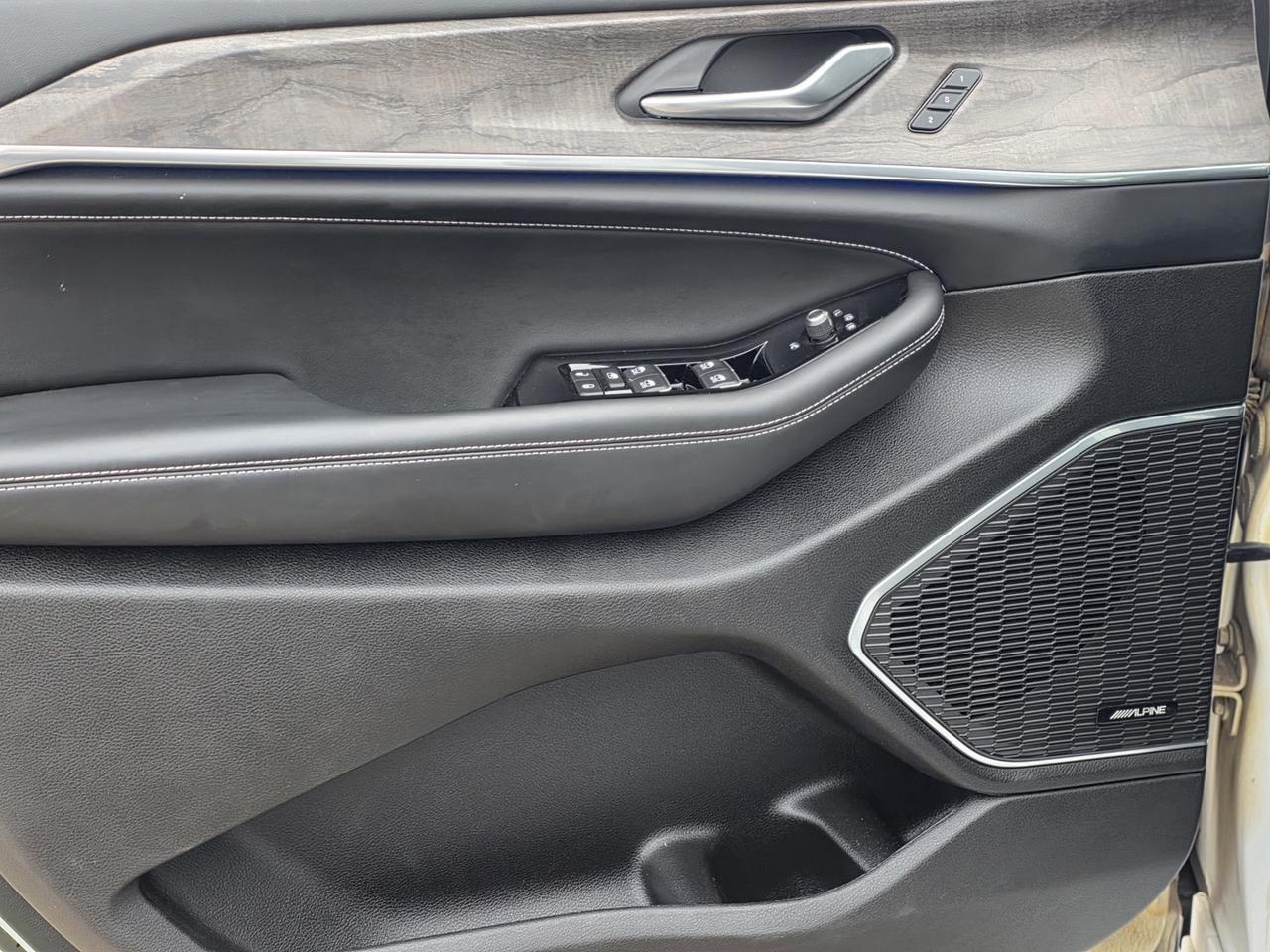 2023 Jeep Grand Cherokee Overland 4WD , Leather, Power/Heated Front Seats Photo