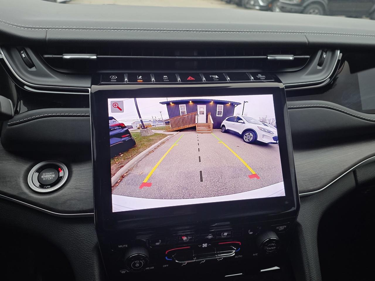 2023 Jeep Grand Cherokee Overland 4WD , Leather, Power/Heated Front Seats Photo