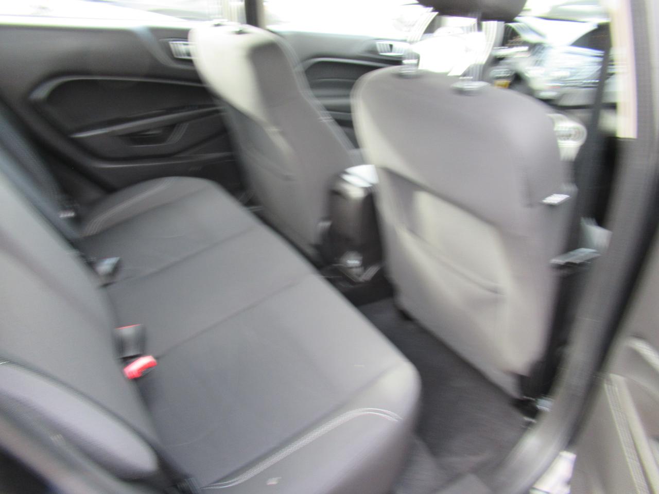 2016 Ford Fiesta SE - Photo #9