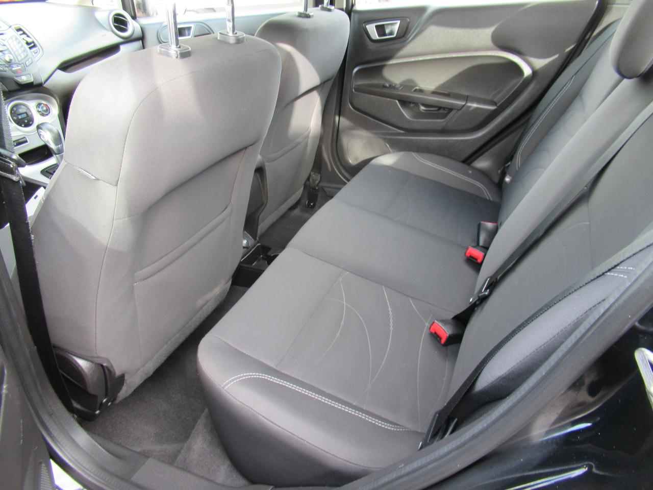 2016 Ford Fiesta SE - Photo #8