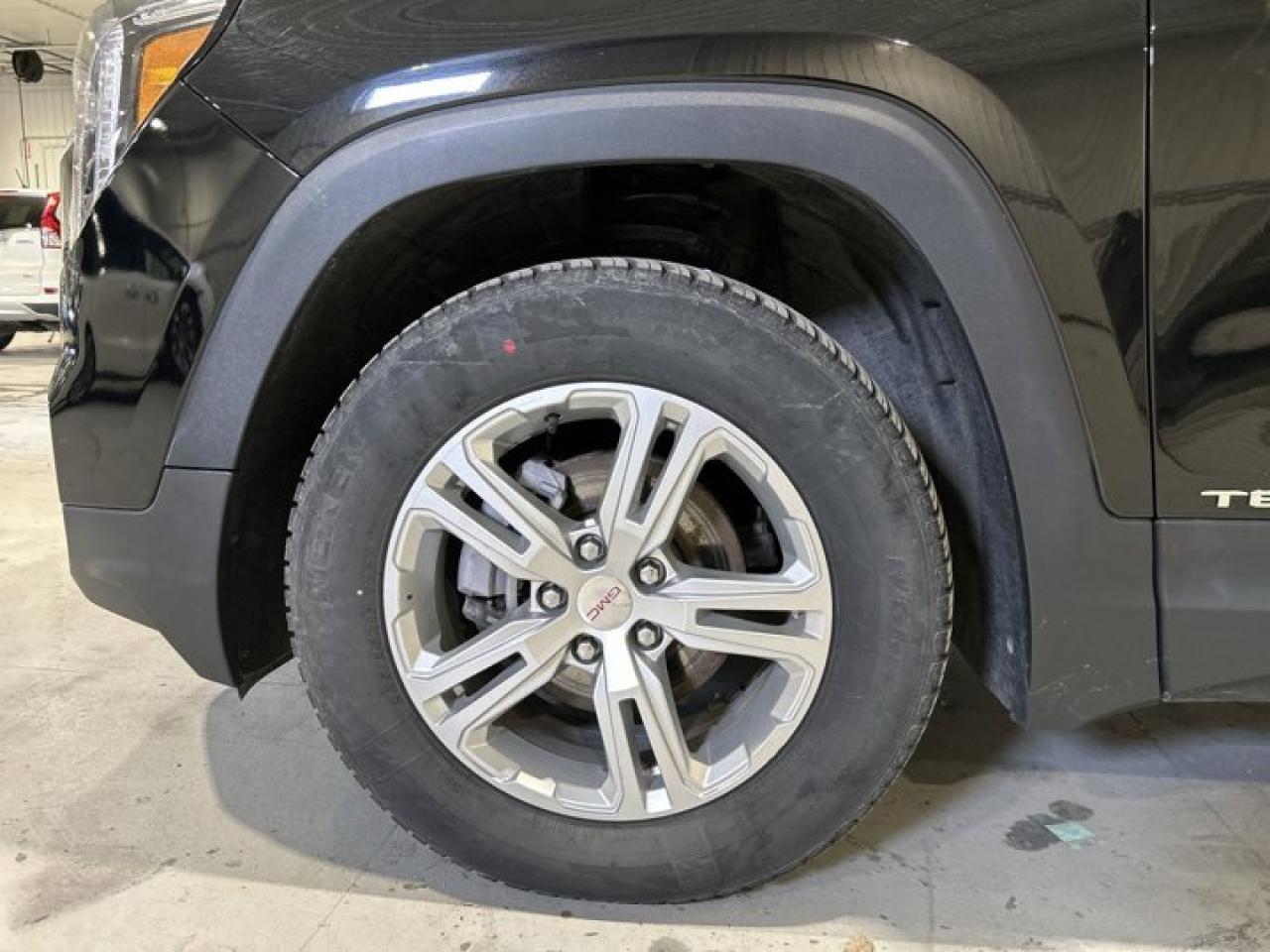 2024 GMC Terrain SLE AWD Photo2