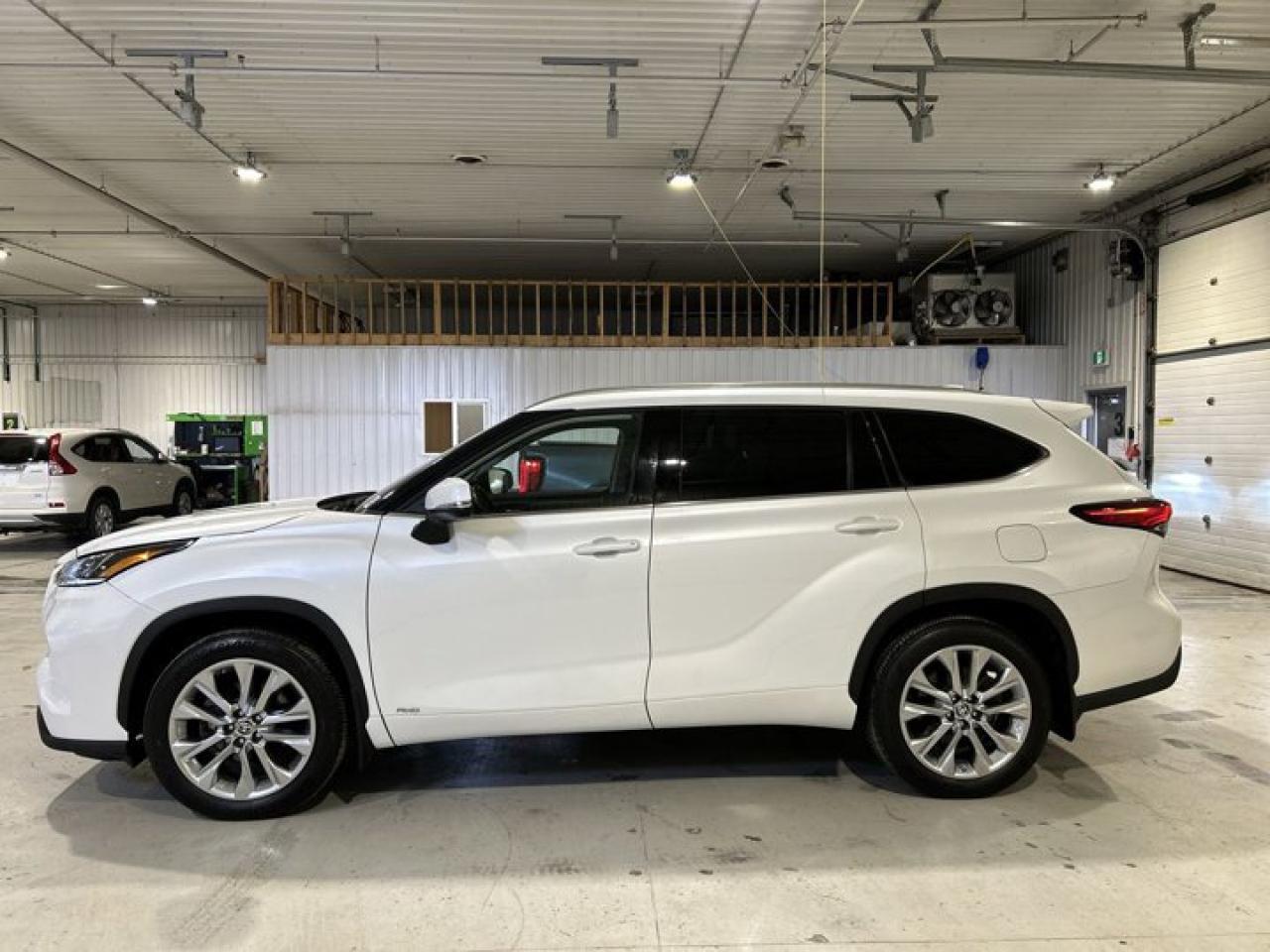 2023 Toyota Highlander Hybrid Limited AWD | 2nd Row Captain Seats | Leather Seats | Panoramic Roof Photo