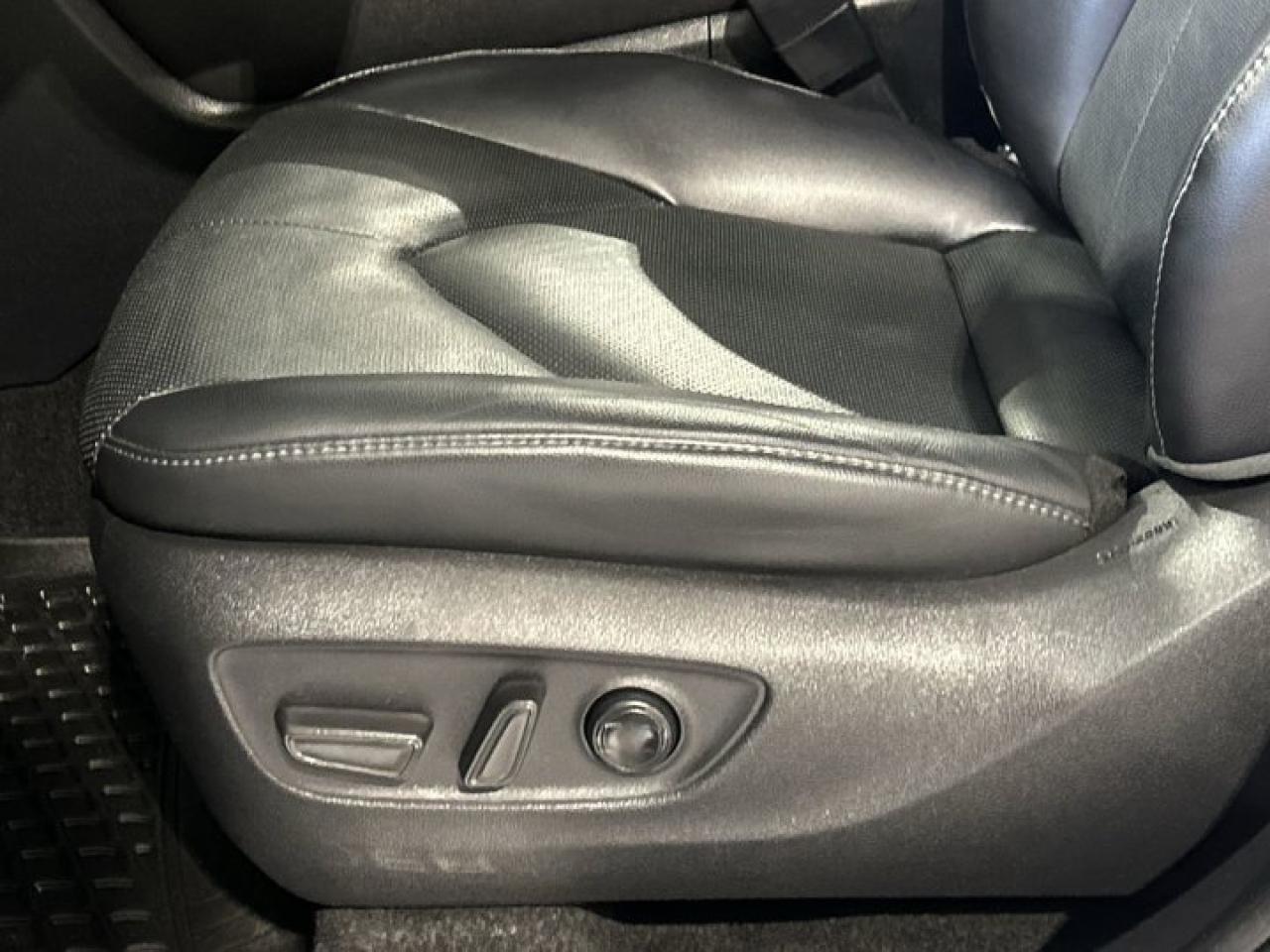 2023 Toyota Highlander Hybrid Limited AWD | 2nd Row Captain Seats | Leather Seats | Panoramic Roof Photo