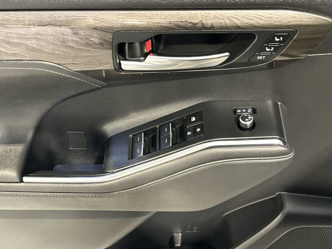 2023 Toyota Highlander Hybrid Limited AWD | 2nd Row Captain Seats | Leather Seats | Panoramic Roof Photo