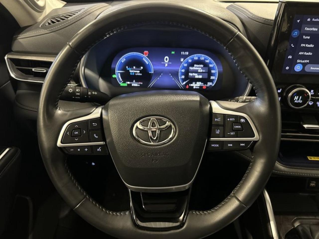 2023 Toyota Highlander Hybrid Limited AWD | 2nd Row Captain Seats | Leather Seats | Panoramic Roof Photo