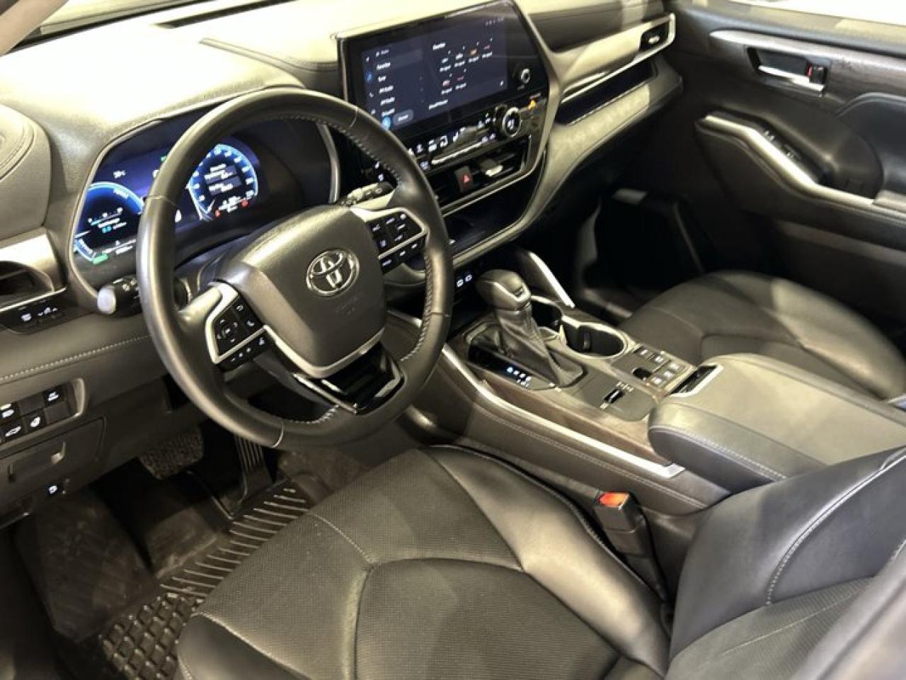 2023 Toyota Highlander Hybrid Limited AWD | 2nd Row Captain Seats | Leather Seats | Panoramic Roof Photo