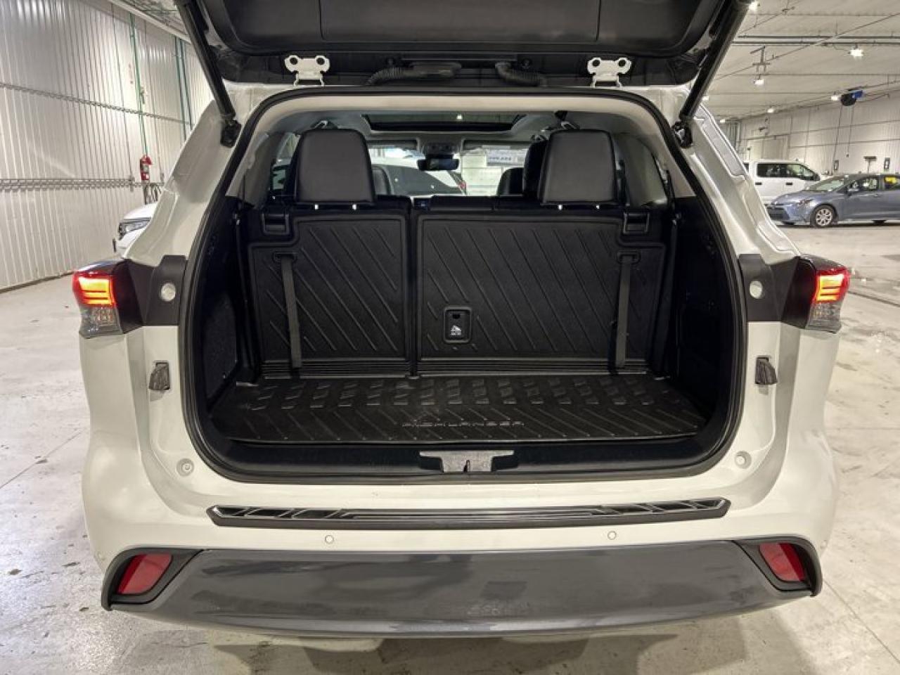 2023 Toyota Highlander Hybrid Limited AWD | 2nd Row Captain Seats | Leather Seats | Panoramic Roof Photo