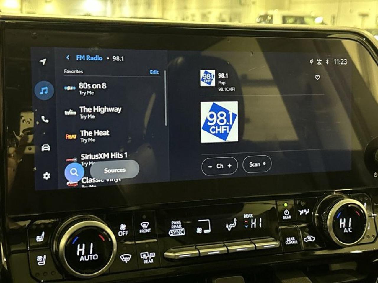 2023 Toyota Highlander Hybrid Limited AWD | 2nd Row Captain Seats | Leather Seats | Panoramic Roof Photo