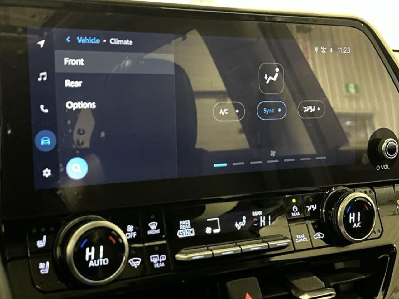 2023 Toyota Highlander Hybrid Limited AWD | 2nd Row Captain Seats | Leather Seats | Panoramic Roof Photo