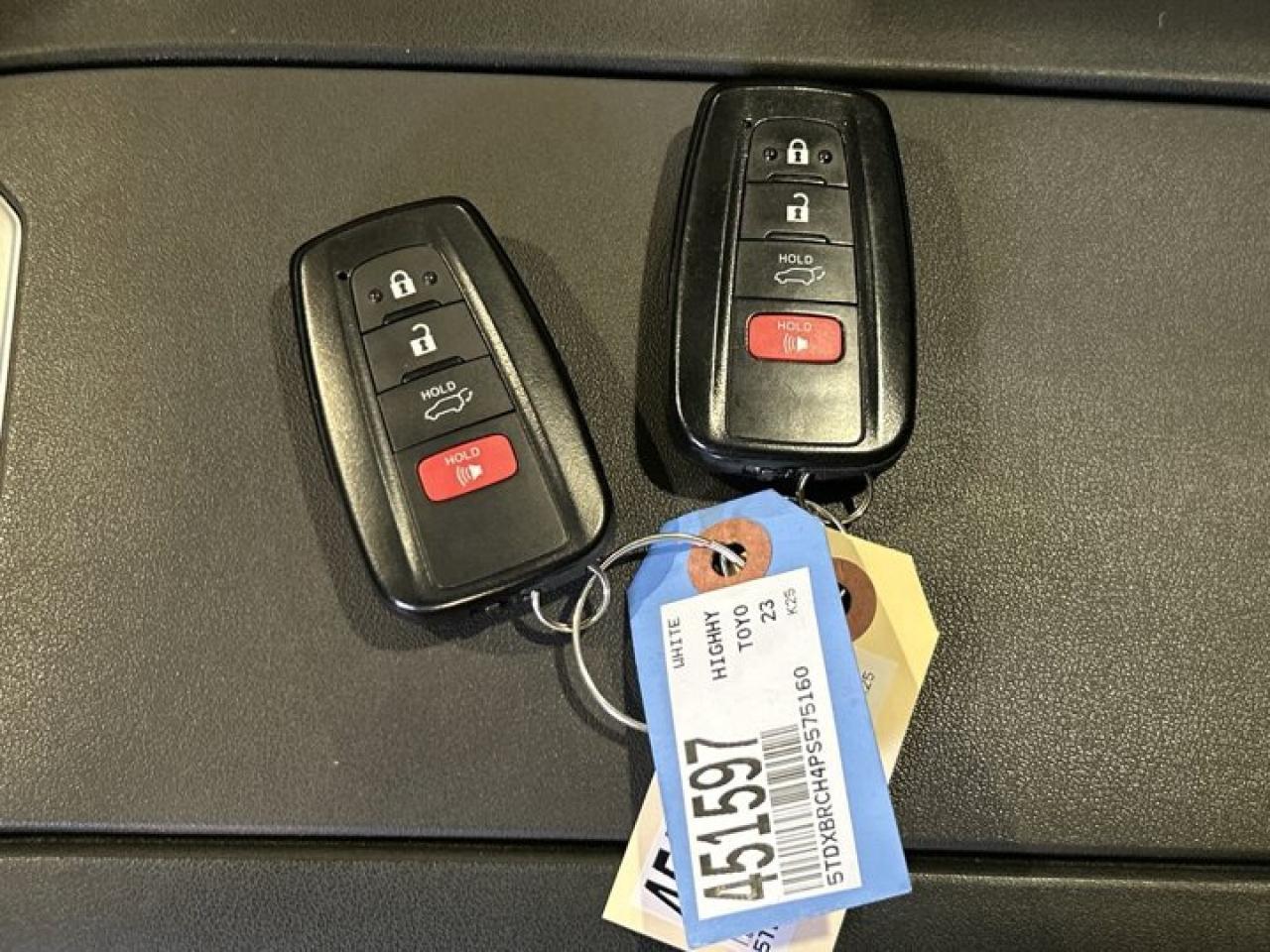 2023 Toyota Highlander Hybrid Limited AWD | 2nd Row Captain Seats | Leather Seats | Panoramic Roof Photo