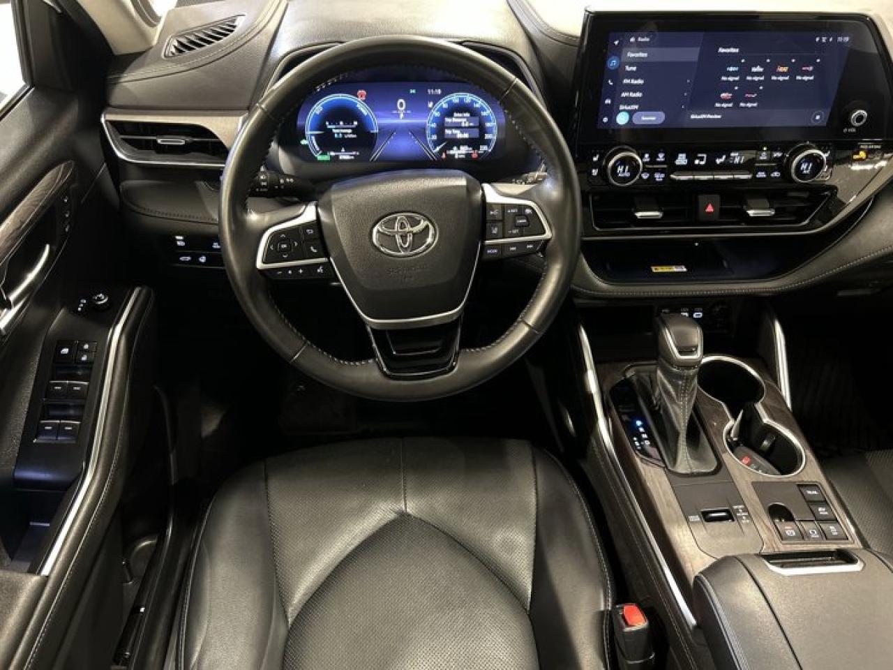 2023 Toyota Highlander Hybrid Limited AWD | 2nd Row Captain Seats | Leather Seats | Panoramic Roof Photo