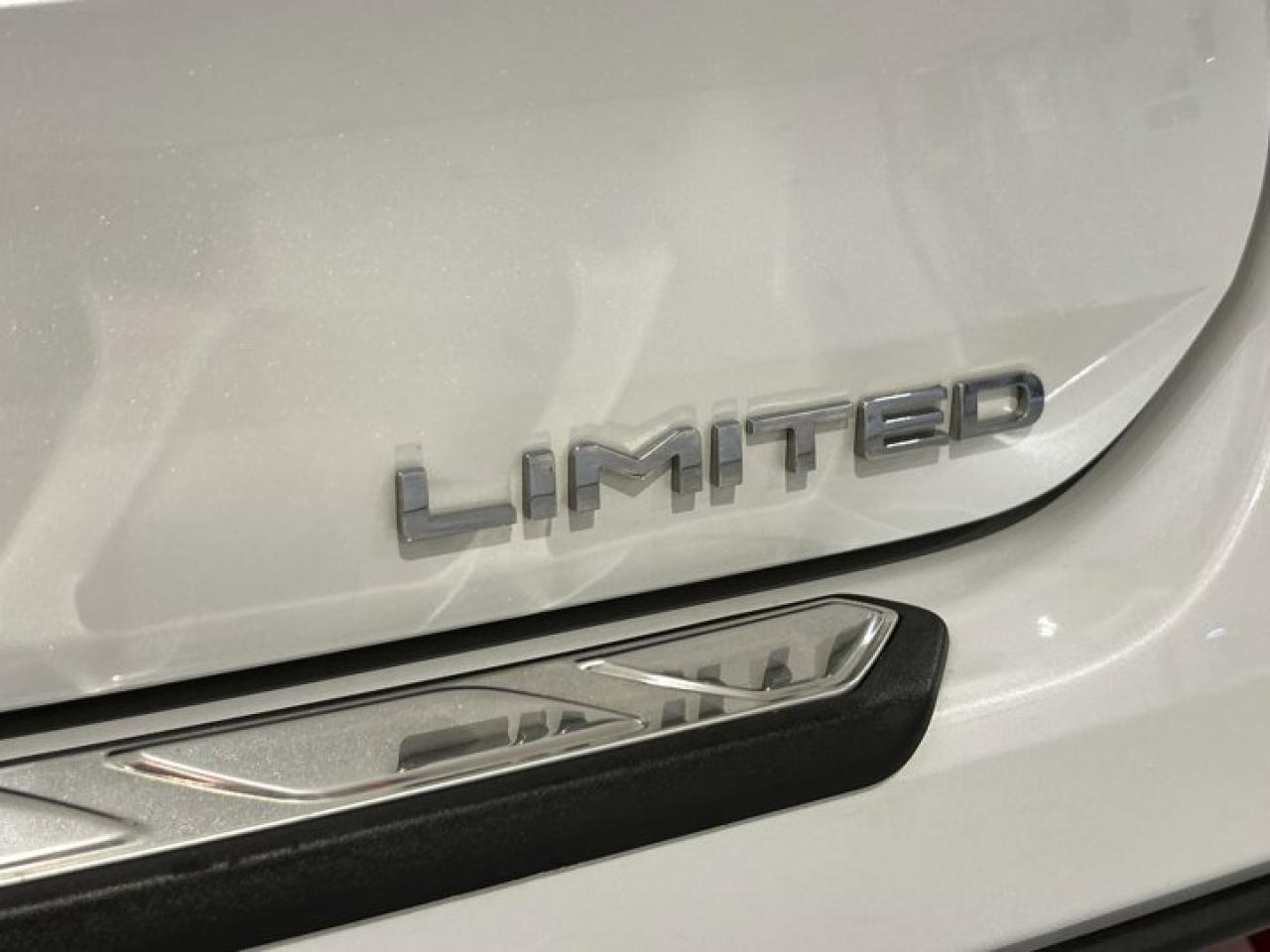 2023 Toyota Highlander Hybrid Limited AWD | 2nd Row Captain Seats | Leather Seats | Panoramic Roof Photo