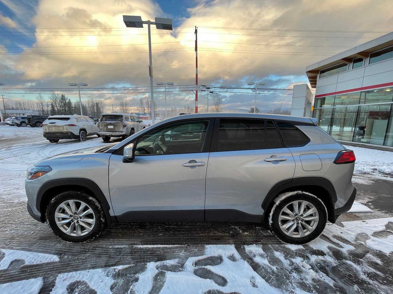 2024 Toyota Corolla Cross LE Photo3