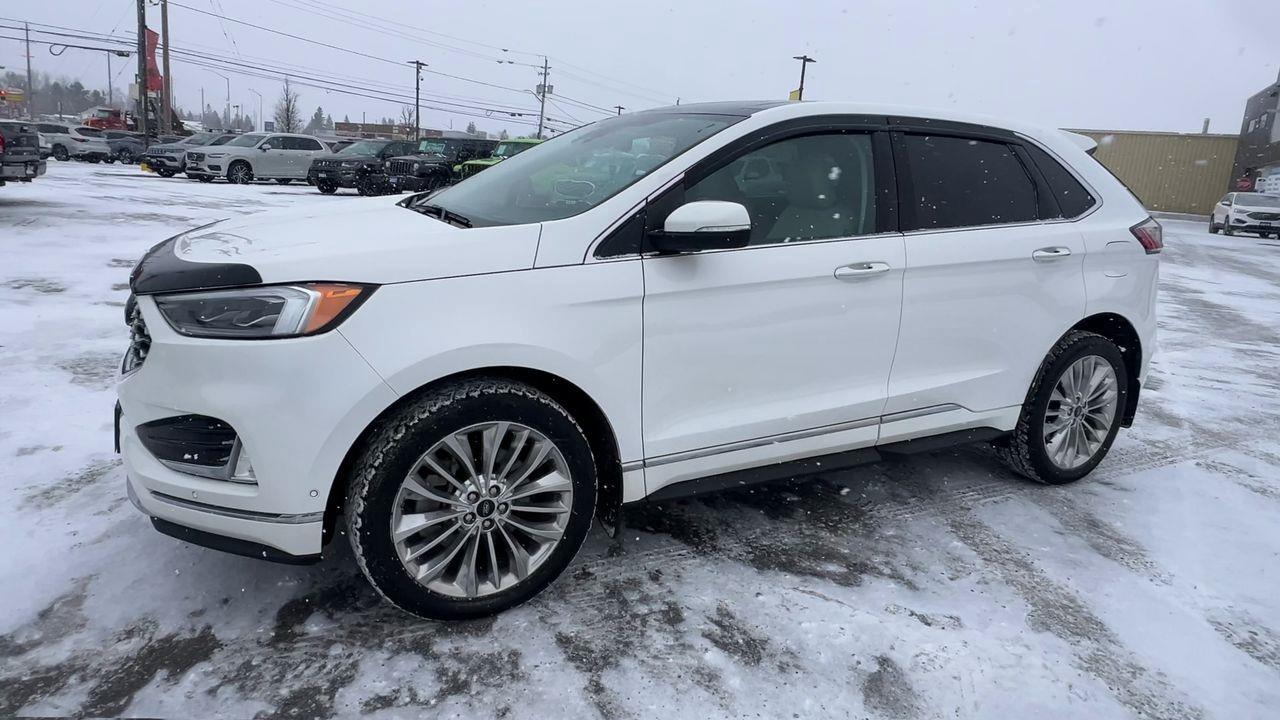 2022 Ford Edge Titanium AWD, MOONROOF, HEATED LEATHER SEATS, BACK UP CAM, NAV, POWER LIFTGATE!! Photo