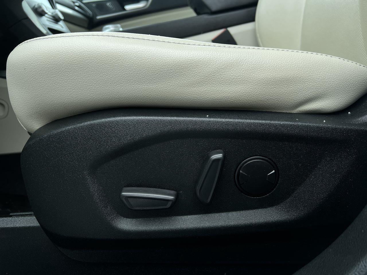 2022 Ford Edge Titanium AWD, MOONROOF, HEATED LEATHER SEATS, BACK UP CAM, NAV, POWER LIFTGATE!! Photo