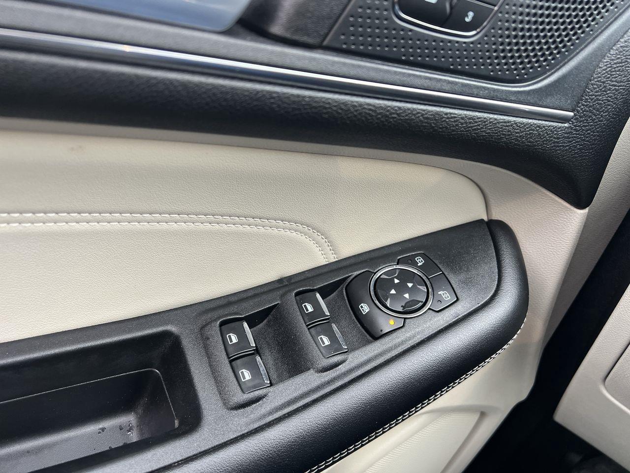 2022 Ford Edge Titanium AWD, MOONROOF, HEATED LEATHER SEATS, BACK UP CAM, NAV, POWER LIFTGATE!! Photo