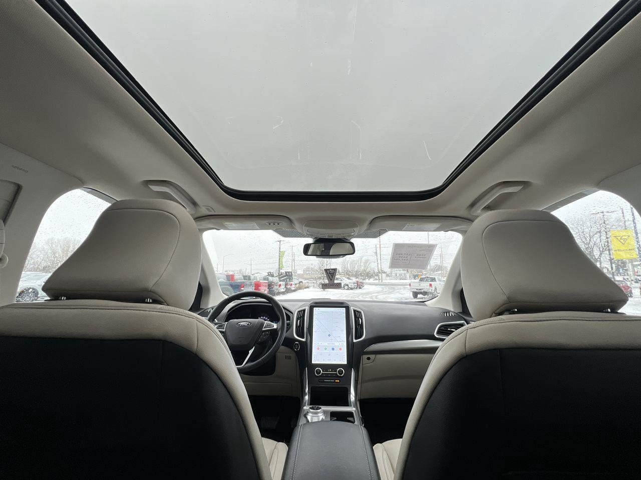 2022 Ford Edge Titanium AWD, MOONROOF, HEATED LEATHER SEATS, BACK UP CAM, NAV, POWER LIFTGATE!! Photo