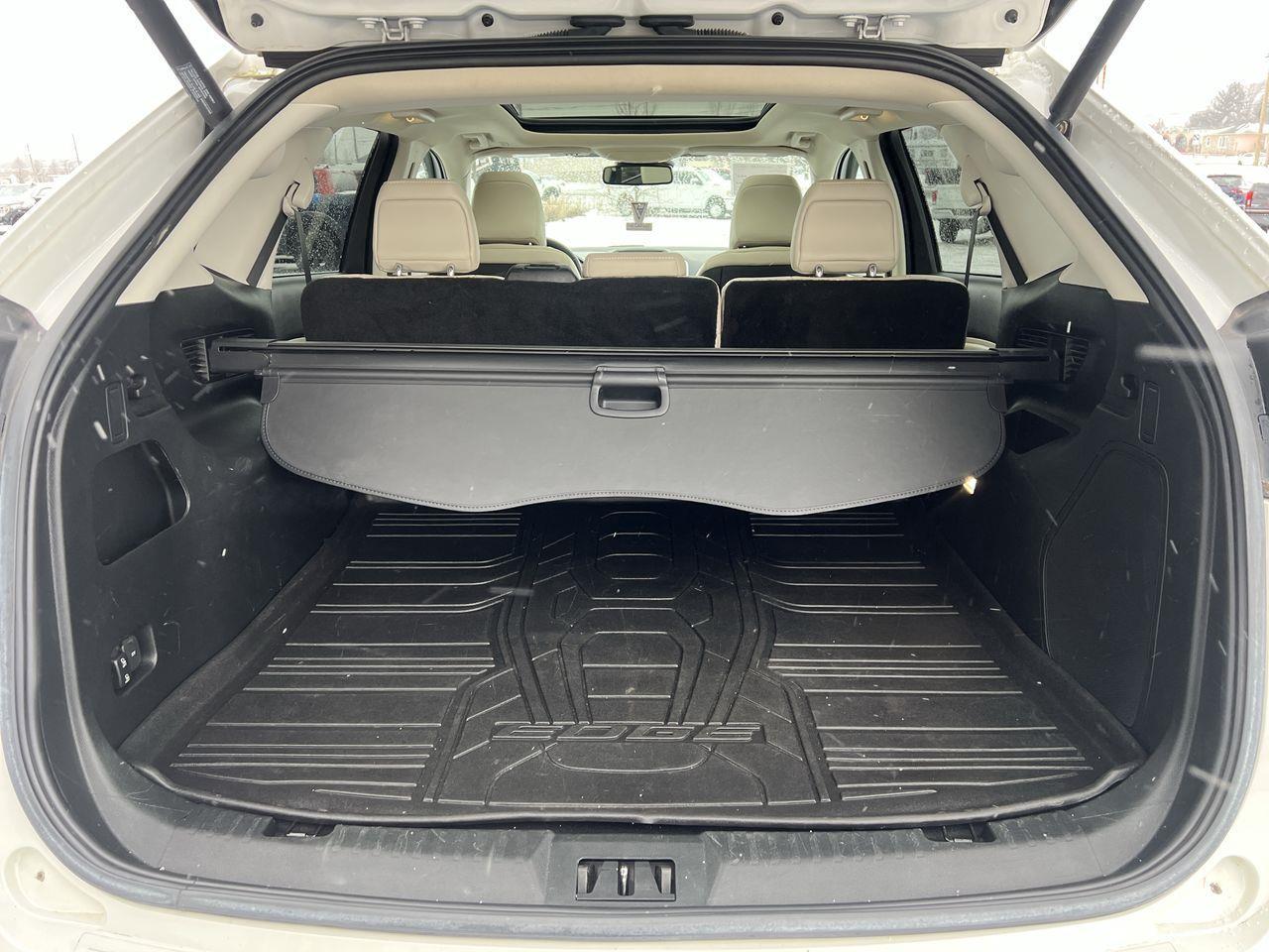 2022 Ford Edge Titanium AWD, MOONROOF, HEATED LEATHER SEATS, BACK UP CAM, NAV, POWER LIFTGATE!! Photo