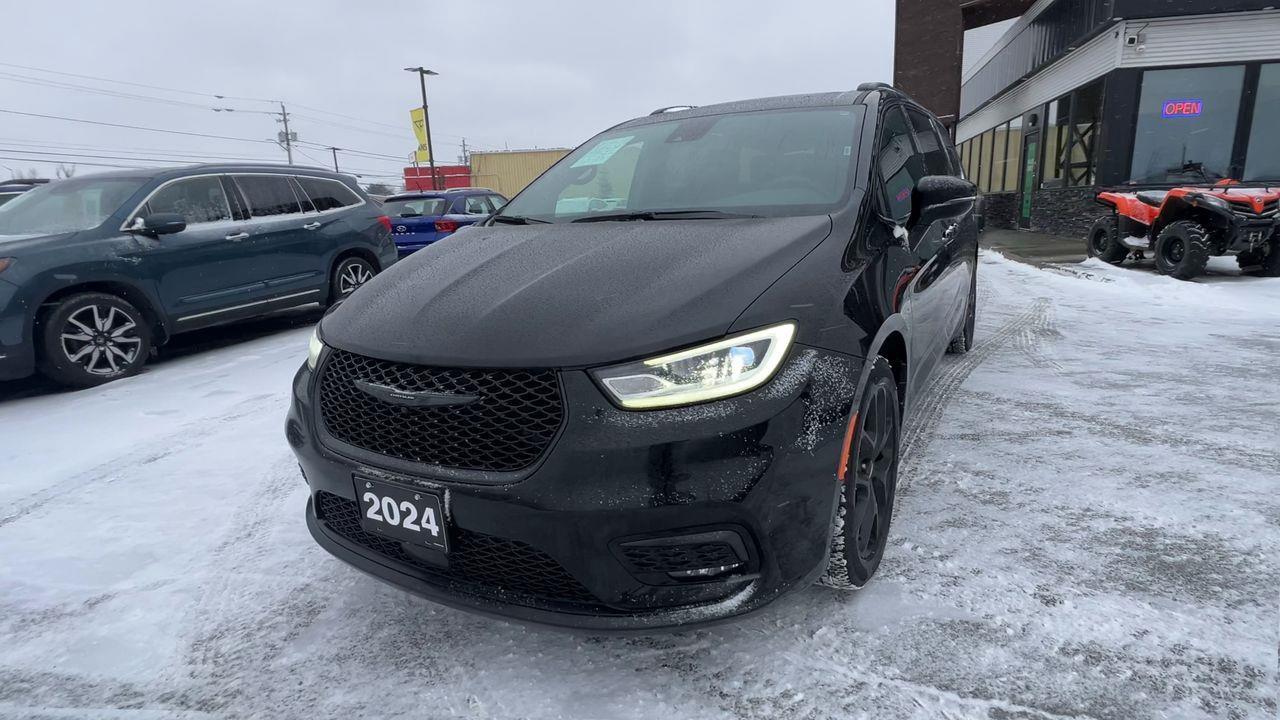 2024 Chrysler Pacifica Touring-L PREVIOUS DAILY RENTAL, MOONROOF, CRUISE CONTROL, HEATED SEATS, BACK UP CAM!! Photo