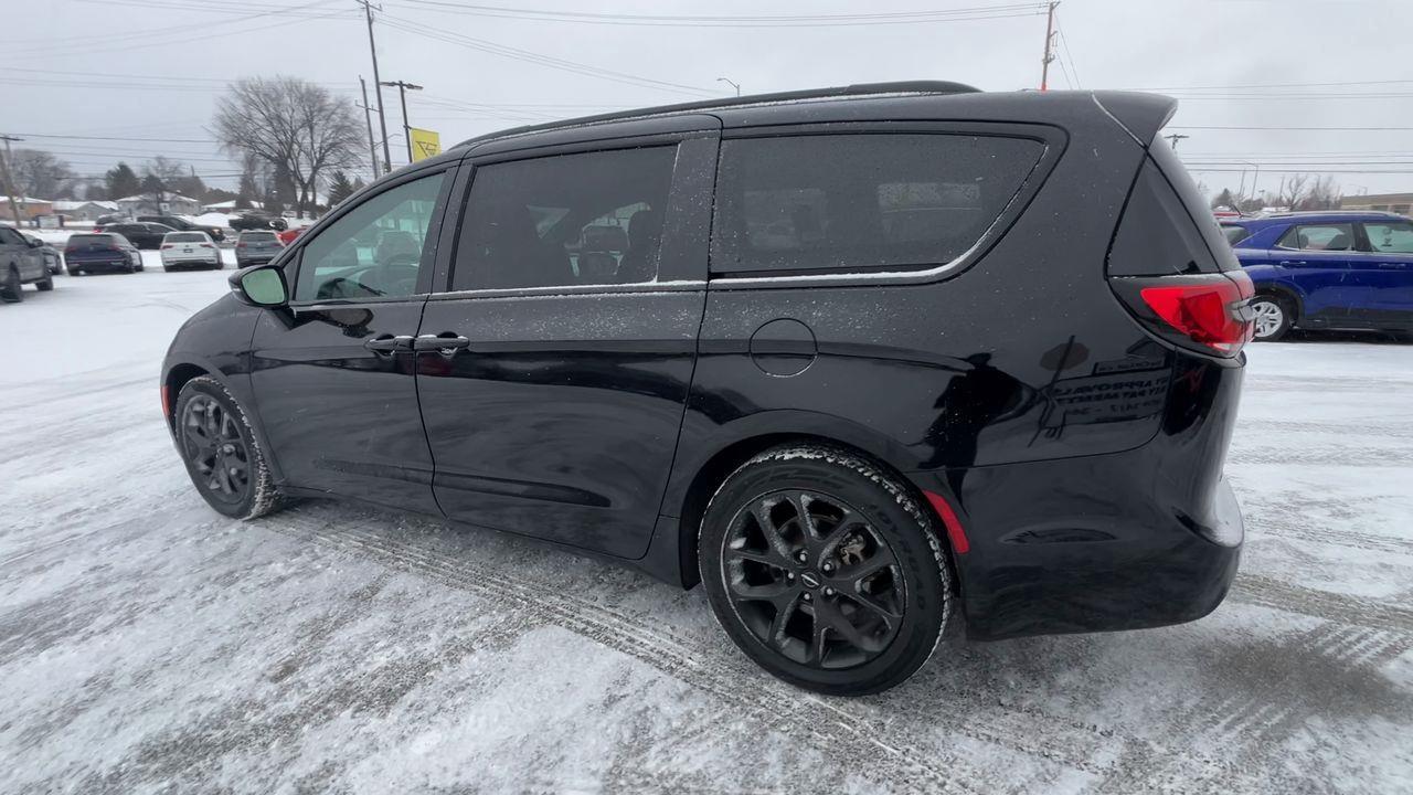 2024 Chrysler Pacifica Touring-L PREVIOUS DAILY RENTAL, MOONROOF, CRUISE CONTROL, HEATED SEATS, BACK UP CAM!! Photo