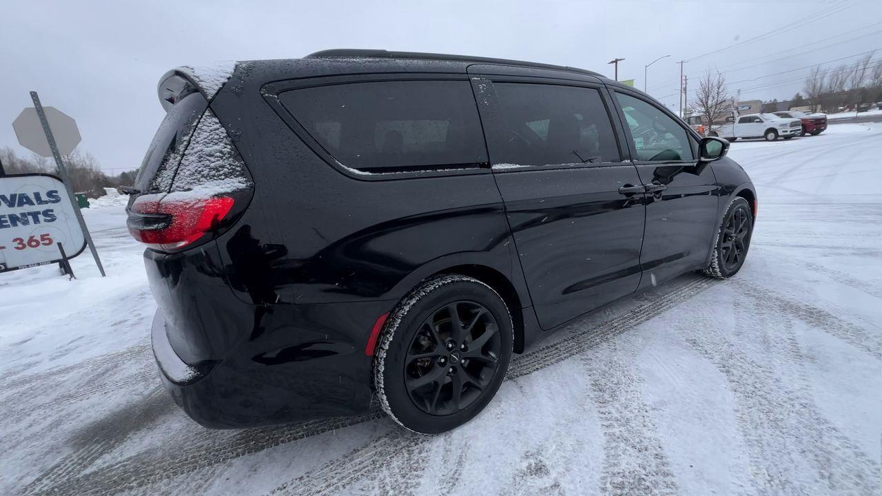 2024 Chrysler Pacifica Touring-L PREVIOUS DAILY RENTAL, MOONROOF, CRUISE CONTROL, HEATED SEATS, BACK UP CAM!! Photo