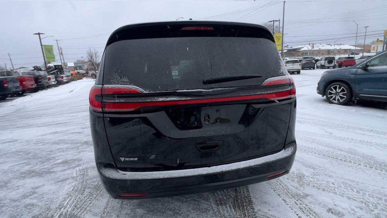 2024 Chrysler Pacifica Touring-L PREVIOUS DAILY RENTAL, MOONROOF, CRUISE CONTROL, HEATED SEATS, BACK UP CAM!! Photo