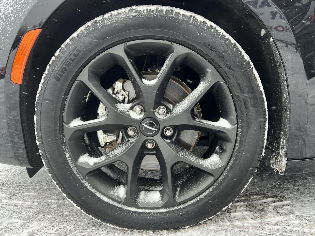 2024 Chrysler Pacifica Touring-L PREVIOUS DAILY RENTAL, MOONROOF, CRUISE CONTROL, HEATED SEATS, BACK UP CAM!! Photo