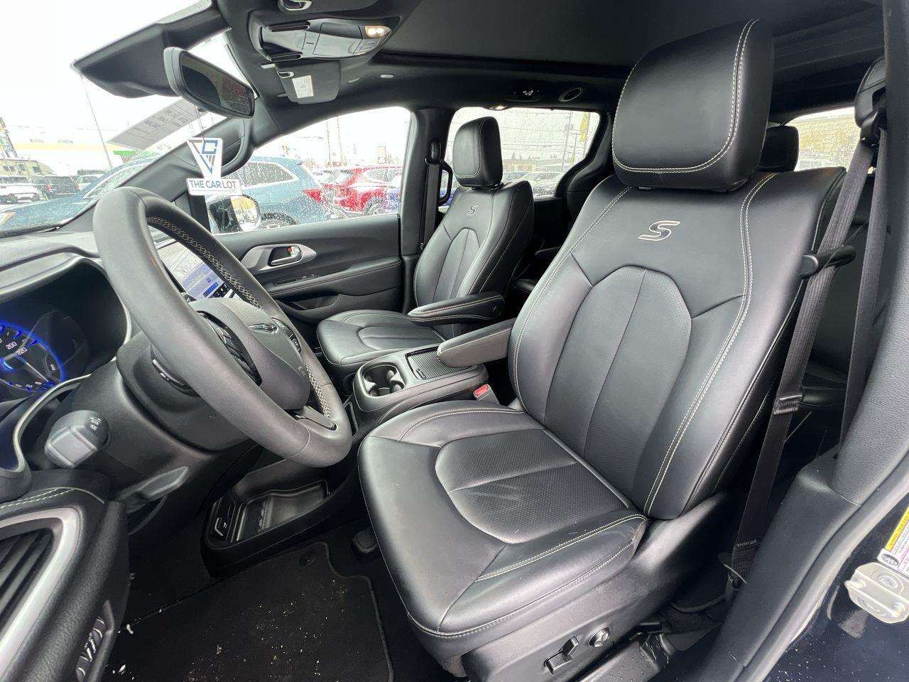 2024 Chrysler Pacifica Touring-L PREVIOUS DAILY RENTAL, MOONROOF, CRUISE CONTROL, HEATED SEATS, BACK UP CAM!! Photo