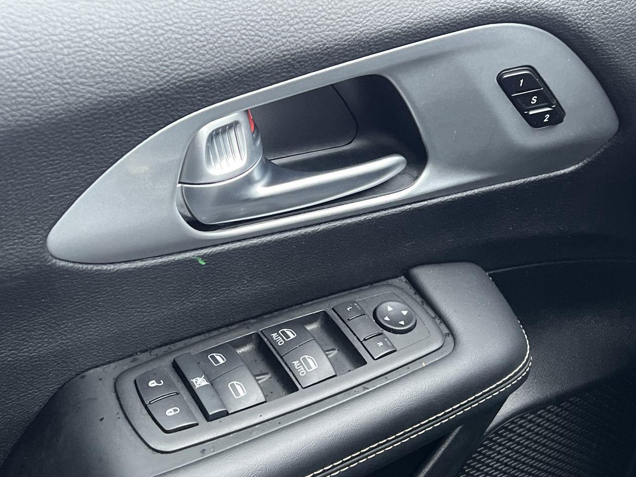 2024 Chrysler Pacifica Touring-L PREVIOUS DAILY RENTAL, MOONROOF, CRUISE CONTROL, HEATED SEATS, BACK UP CAM!! Photo