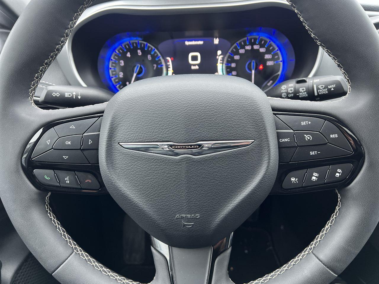 2024 Chrysler Pacifica Touring-L PREVIOUS DAILY RENTAL, MOONROOF, CRUISE CONTROL, HEATED SEATS, BACK UP CAM!! Photo