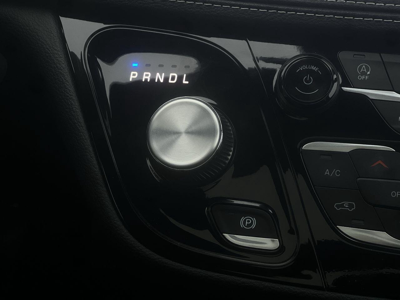 2024 Chrysler Pacifica Touring-L PREVIOUS DAILY RENTAL, MOONROOF, CRUISE CONTROL, HEATED SEATS, BACK UP CAM!! Photo