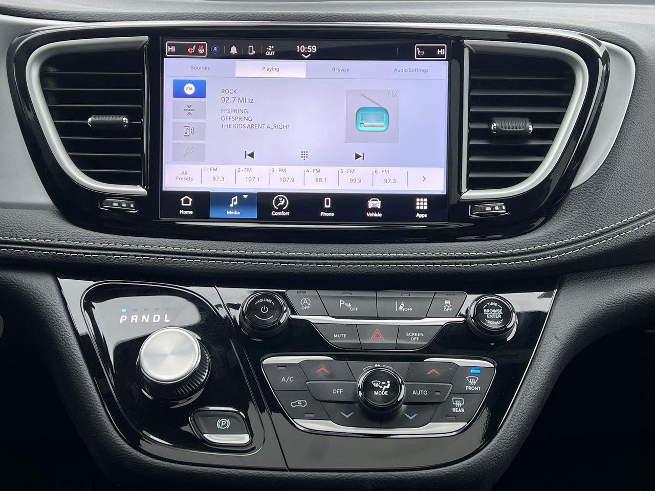 2024 Chrysler Pacifica Touring-L PREVIOUS DAILY RENTAL, MOONROOF, CRUISE CONTROL, HEATED SEATS, BACK UP CAM!! Photo