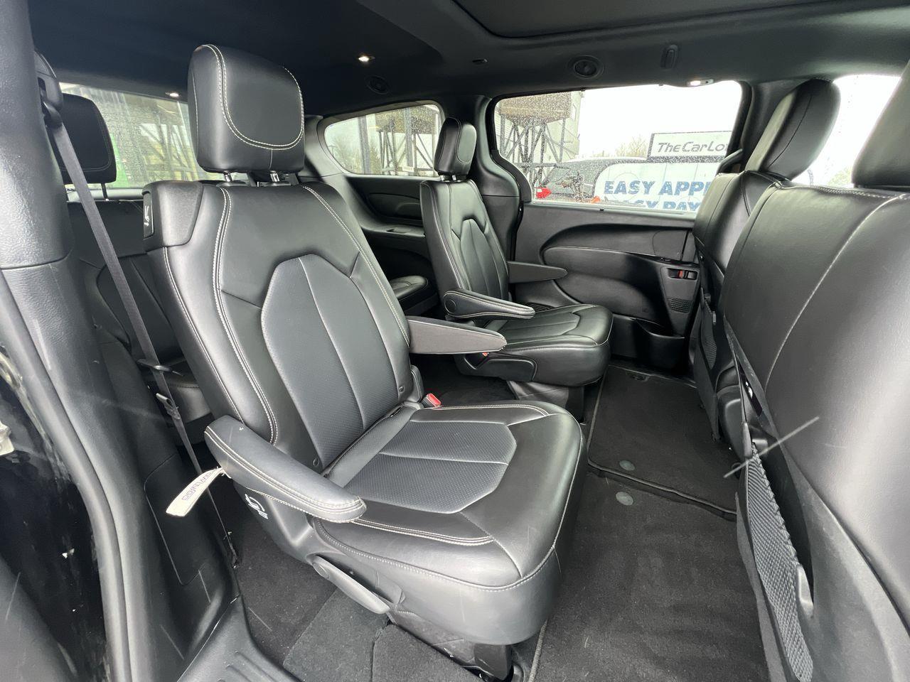 2024 Chrysler Pacifica Touring-L PREVIOUS DAILY RENTAL, MOONROOF, CRUISE CONTROL, HEATED SEATS, BACK UP CAM!! Photo