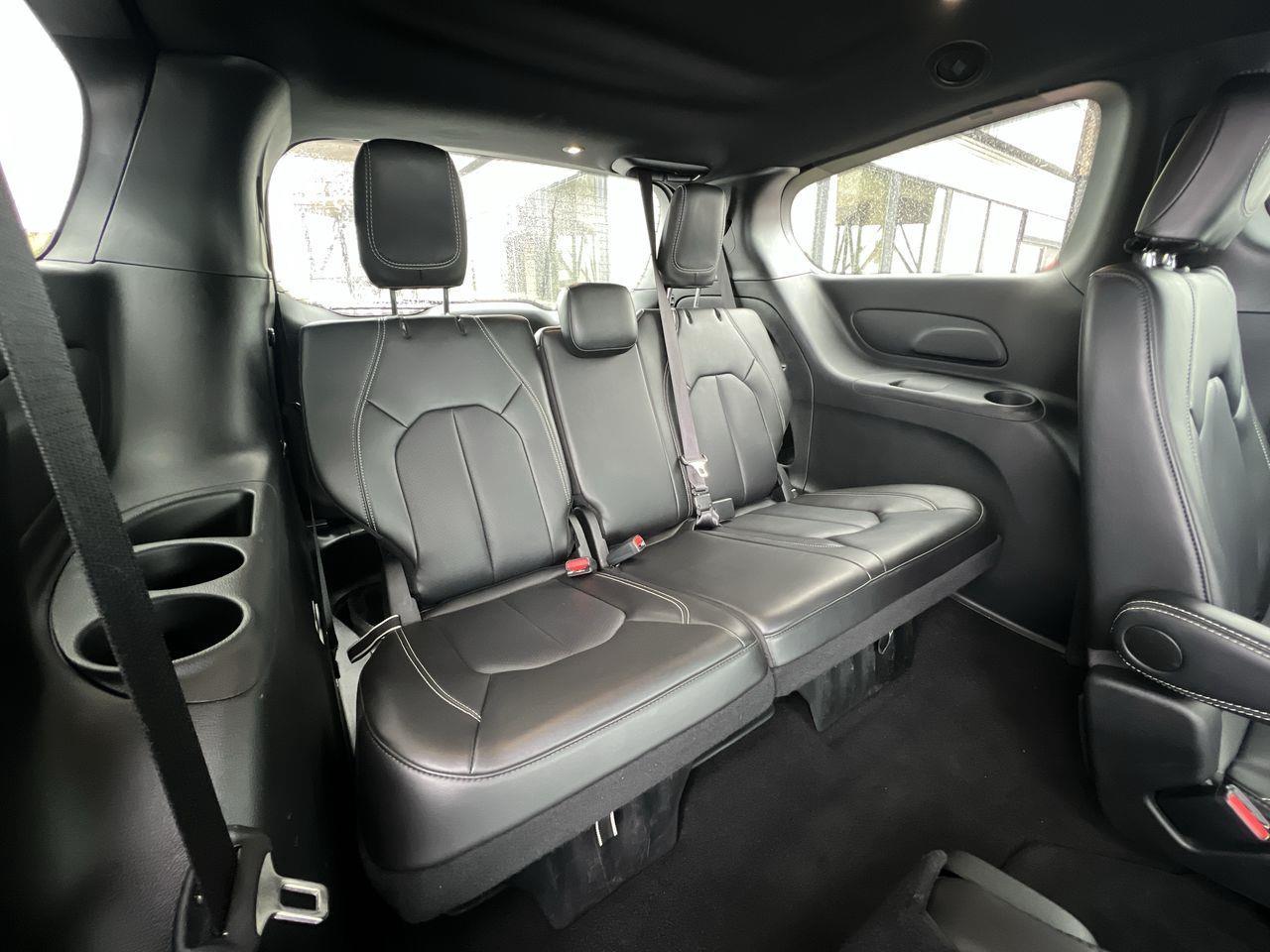 2024 Chrysler Pacifica Touring-L PREVIOUS DAILY RENTAL, MOONROOF, CRUISE CONTROL, HEATED SEATS, BACK UP CAM!! Photo