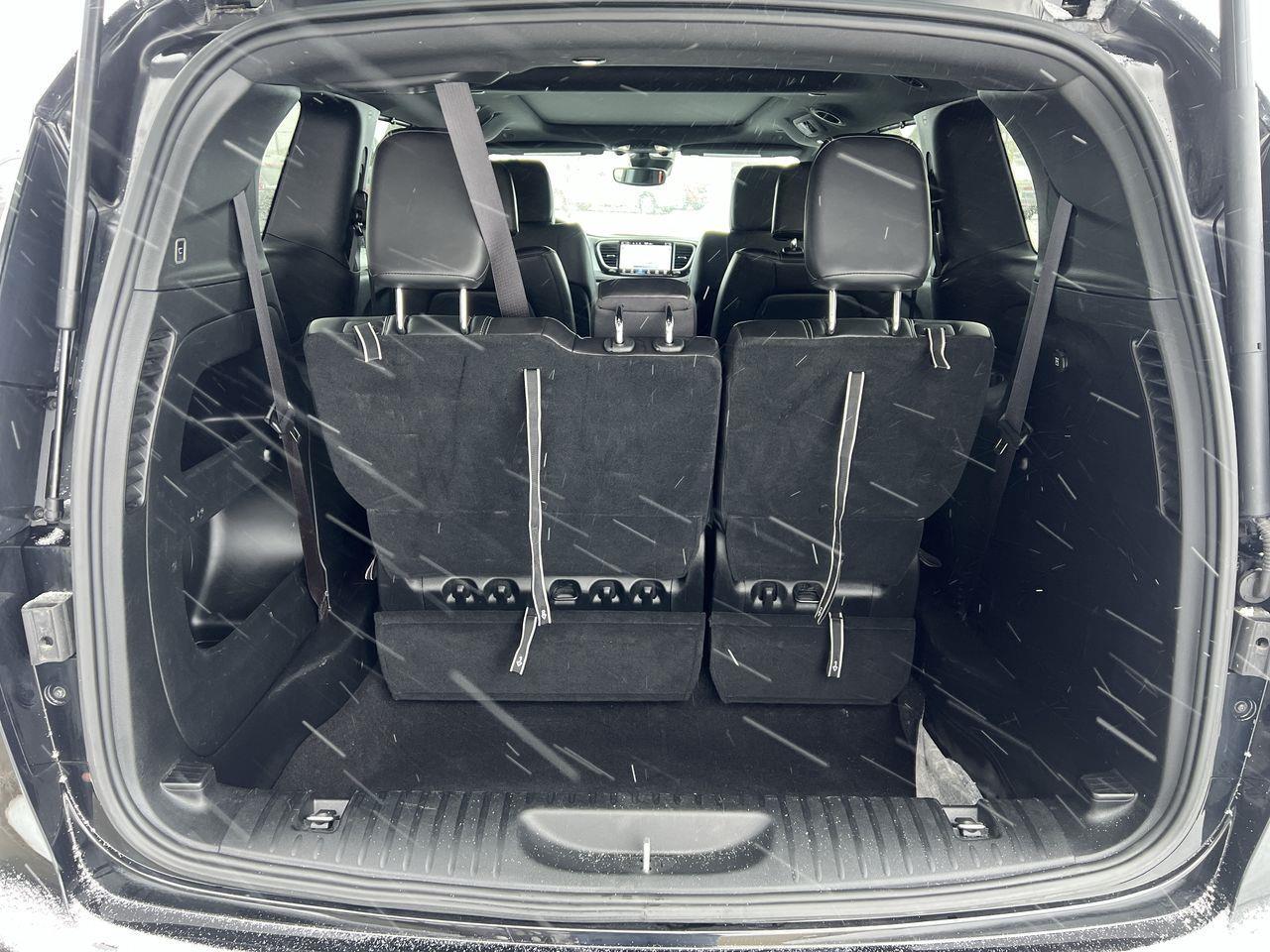 2024 Chrysler Pacifica Touring-L PREVIOUS DAILY RENTAL, MOONROOF, CRUISE CONTROL, HEATED SEATS, BACK UP CAM!! Photo