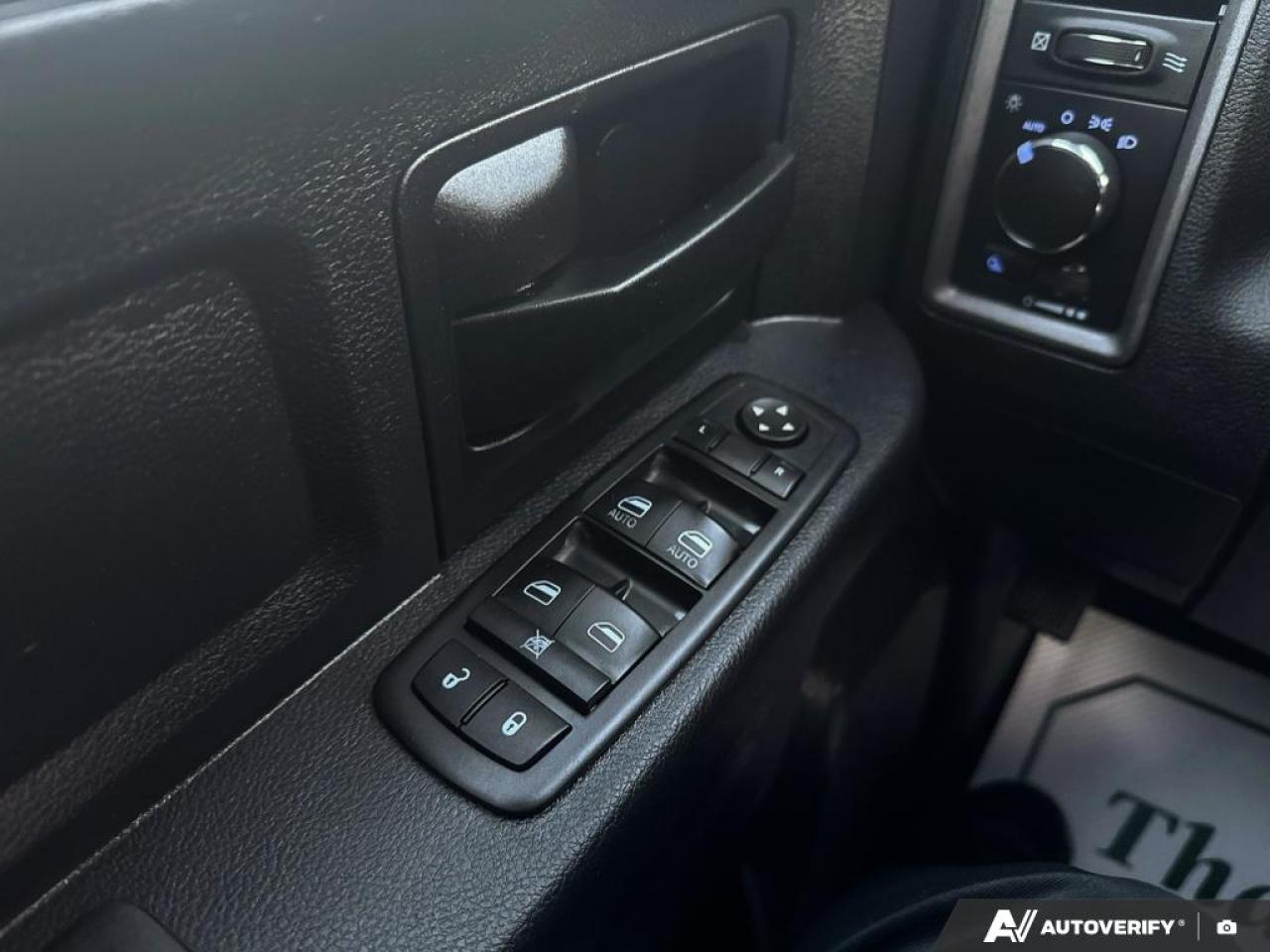 2015 RAM 1500 ST / NO ACCIDENTS / CRUISE / PWR OPTIONS / 5.7L Photo