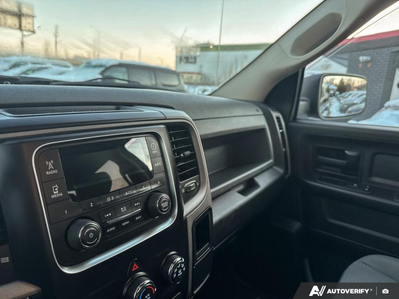 2015 RAM 1500 ST / NO ACCIDENTS / CRUISE / PWR OPTIONS / 5.7L Photo