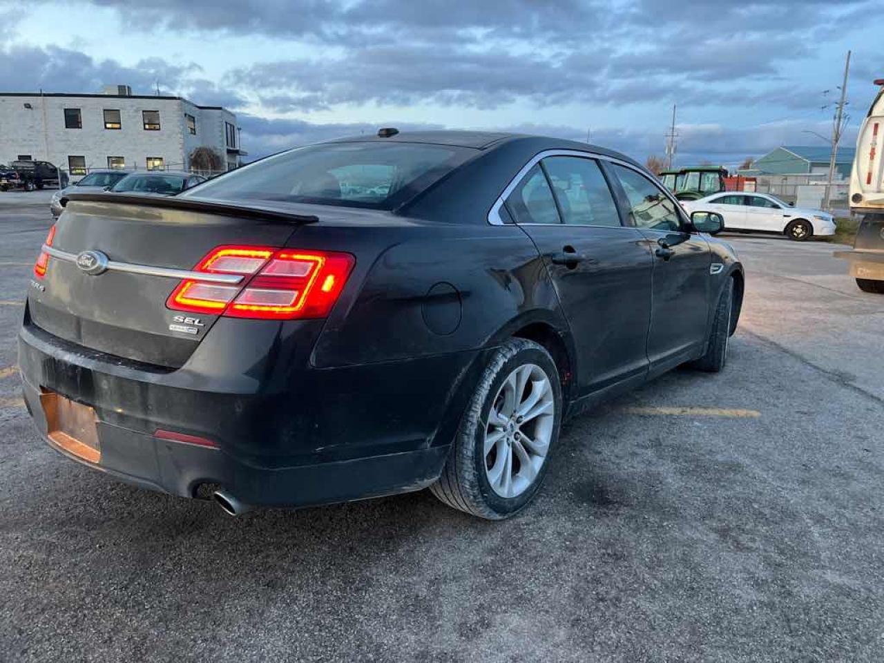 2013 Ford Taurus SEL Photo3