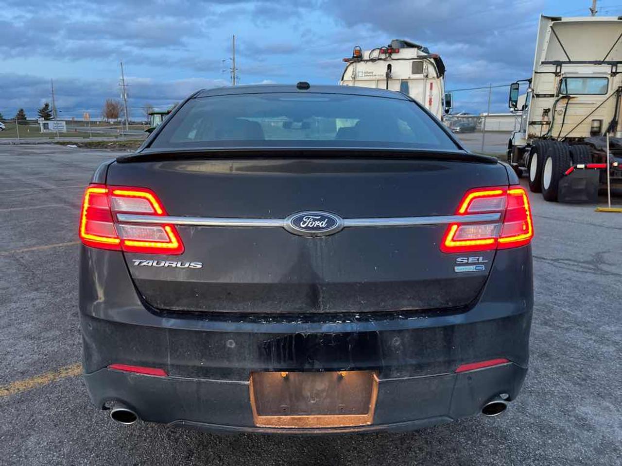 2013 Ford Taurus SEL Photo4
