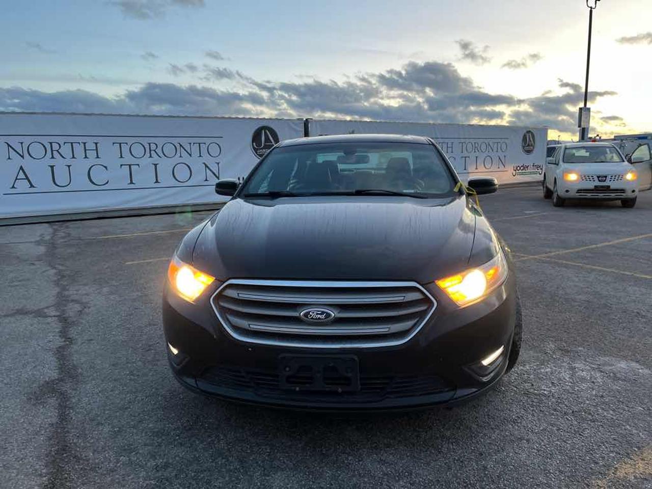 2013 Ford Taurus SEL Photo5