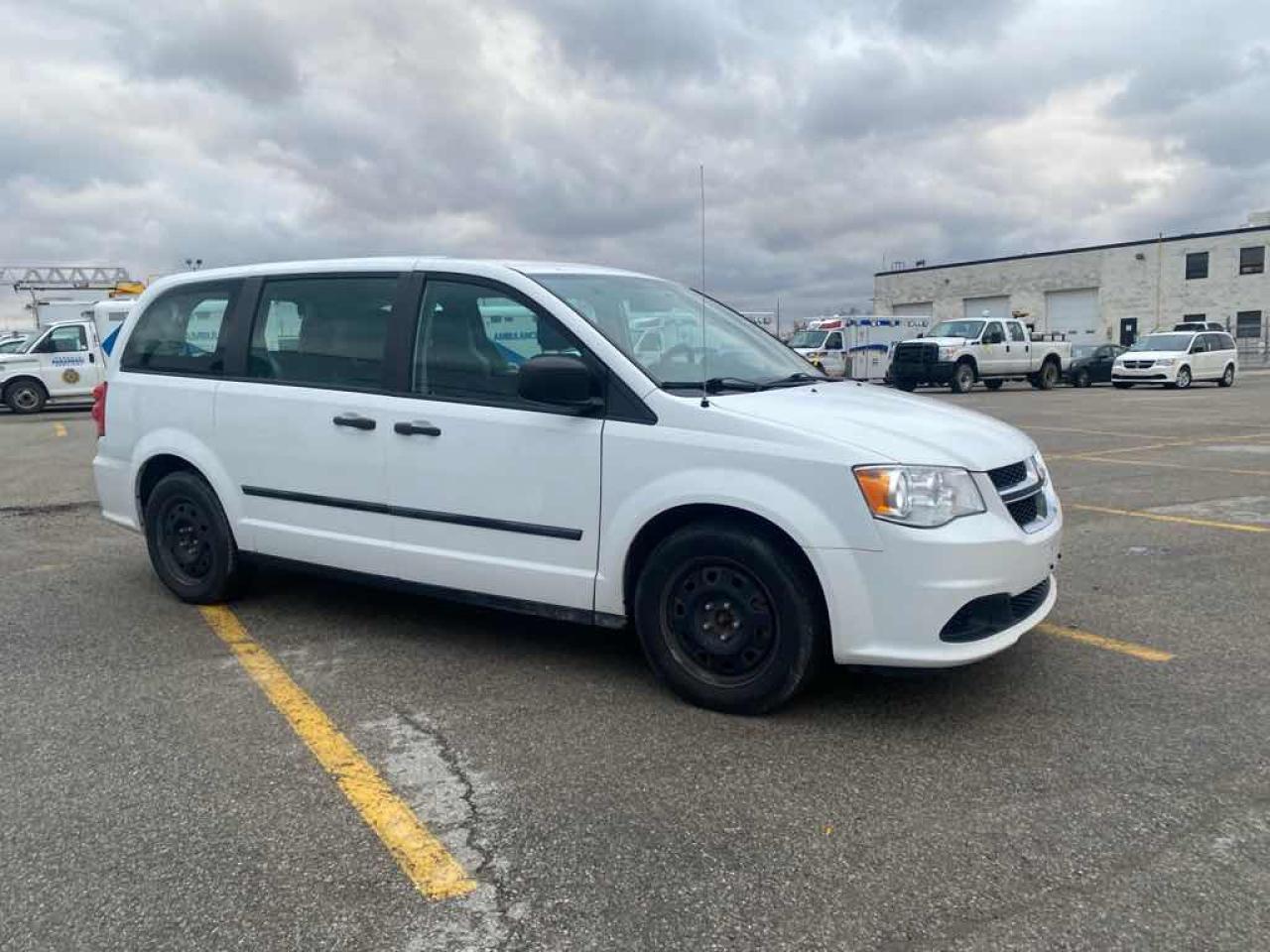 2016 Dodge Grand Caravan SE Photo2