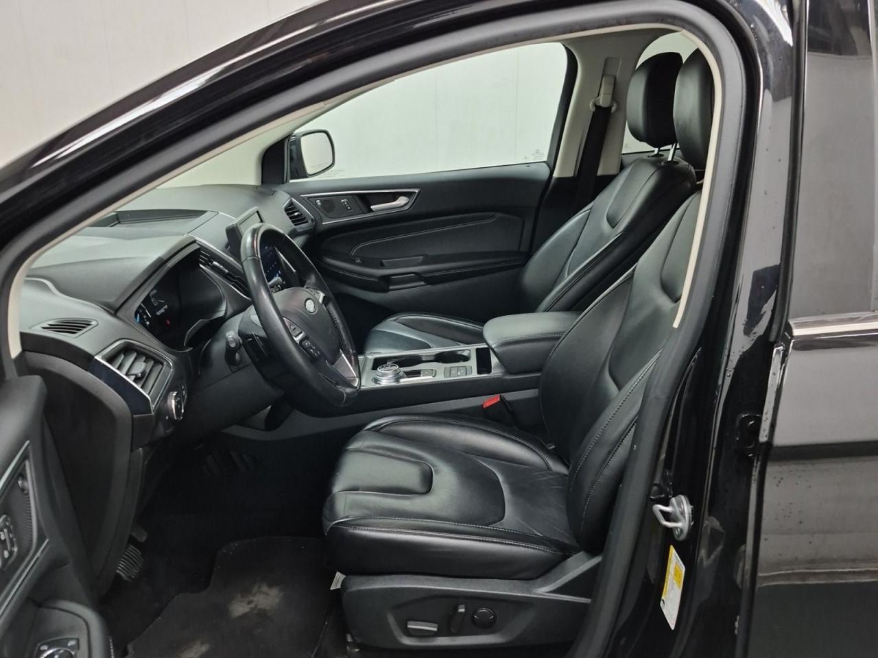 2022 Ford Edge Titanium AWD, Photo2