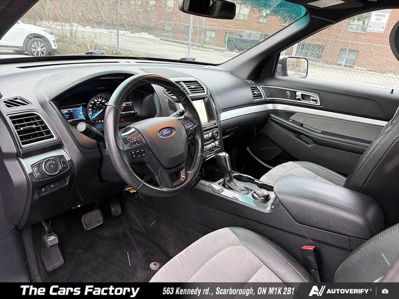 2017 Ford Explorer 4WD XLT Lether/ Apple Carplay / No Accident! Photo