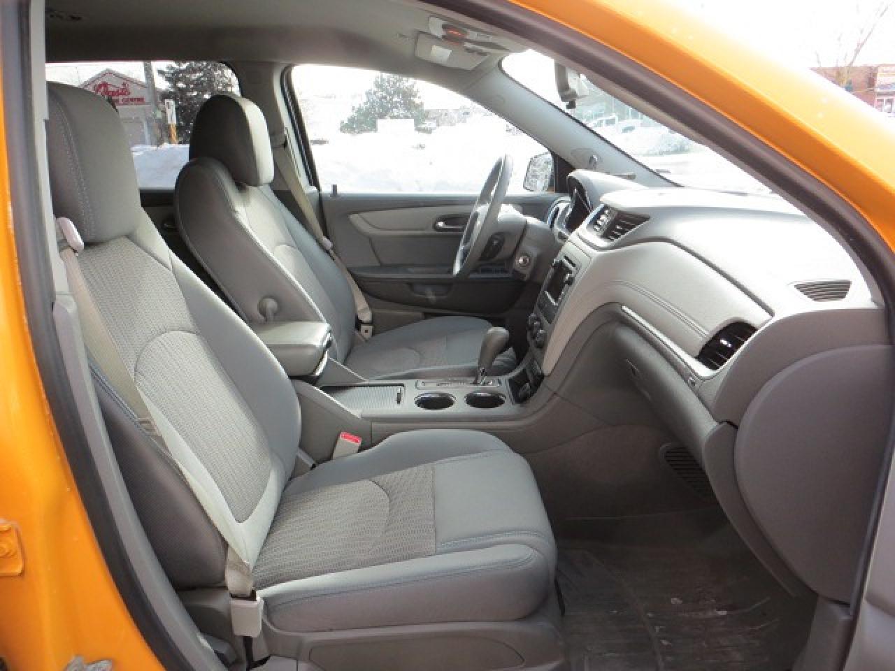 2017 Chevrolet Traverse CERTIFIED, 4WD, 8 PASSENGERS, ONLY 78,000KM Photo