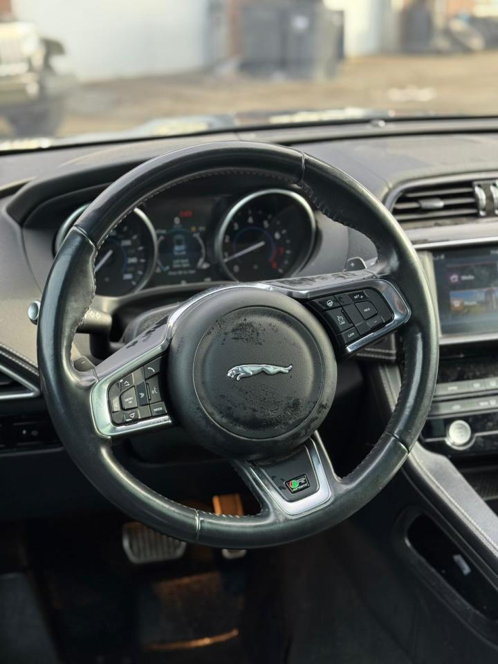 2017 Jaguar F-PACE 35t R-Sport - Photo #9