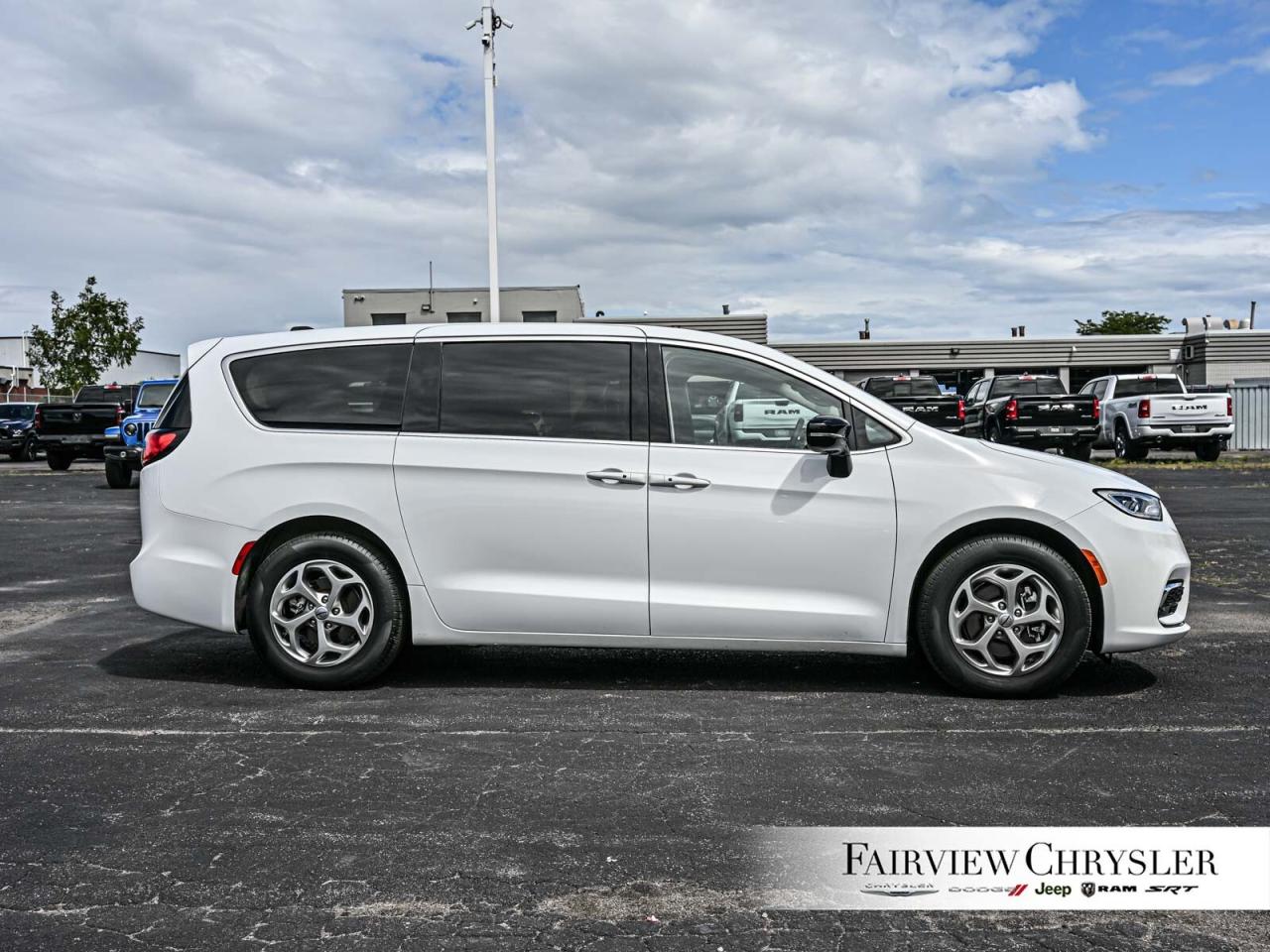 2024 Chrysler Pacifica Limited PANO ROOF   DVD PLAYER   TRAILER TOW   HAR Photo