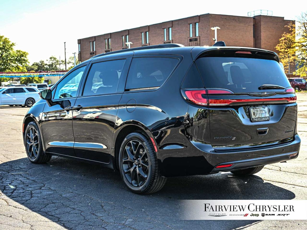 2024 Chrysler Pacifica Limited   S APPEARANCE   PANO ROOF   LEATHER   NAV Photo